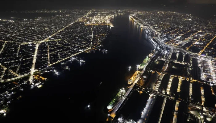 Porto de Santos recorde 2025, 185 milhões de toneladas, crescimento de 2,8%, R$2 bi em 2025 e R$9 bi até 2028, Tecon 10 e canal a 16 metros