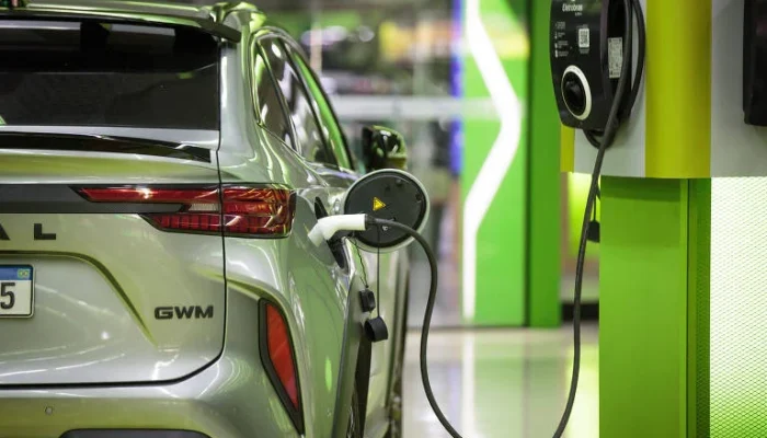 Vendas de veículos elétricos desaceleram ao ritmo mais lento desde 2020, crescimento cai para 13% em 2026, China lidera com 15,5 milhões, EUA e Europa recuam