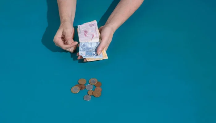 Contas de janeiro: como planejar IPTU, IPVA, material escolar e reajustes de mensalidades para evitar aperto financeiro e endividamento, com 10 passos práticos