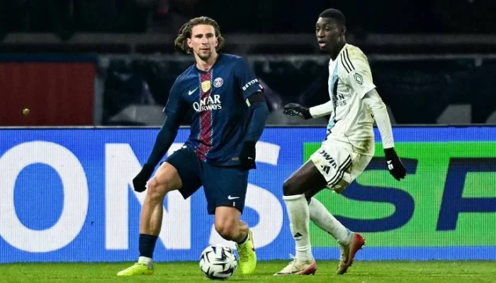 Paris Saint-Germain derrota Paris FC no Parque dos Príncipes, reencontro histórico entre rivais separados por 22 metros, gols de Doué, Geubbels e Dembélé