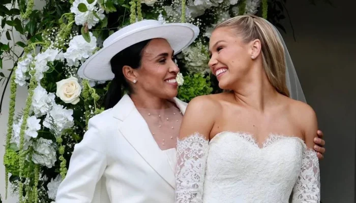 Marta oficializa união com ex-jogadora americana Carrie Lawrence, cerimônia em Jupiter, Flórida, com look assinado por Carla Gaspar e declaração bem-humorada