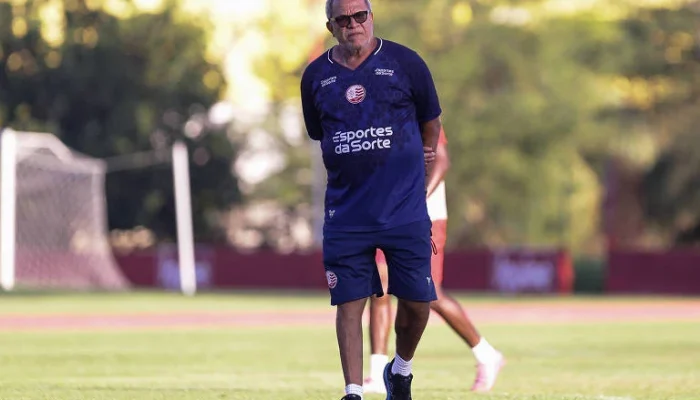 Treinadores brasileiros sofrem etarismo, diz Hélio dos Anjos, 67, técnico mais velho em atividade nas Séries A, B e C, critica preferência por estrangeiros