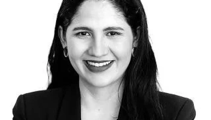 Por que séries modernas explicam o óbvio, e como a atenção dividida força roteiros a verbalizar emoções, ações e subtexto para manter audiência multitarefas