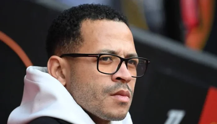 Chelsea anuncia Liam Rosenior como novo treinador até 2032, aposta do grupo BlueCo após sucesso no Strasbourg, com missão de recuperar resultados e buscar títulos