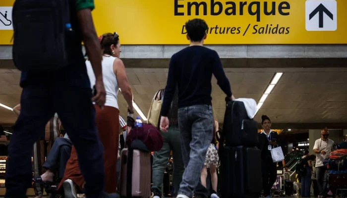 Ataque dos EUA à Venezuela força companhias aéreas brasileiras a suspender voos ao Caribe, desviar rotas e enfrentar custos operacionais maiores