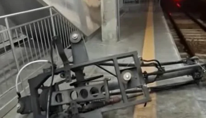 Pantógrafo da linha 8-Diamante arrancado durante viagem assusta passageiros, provoca compartilhamento de via entre linhas 8 e 9 e normalização às 7h20