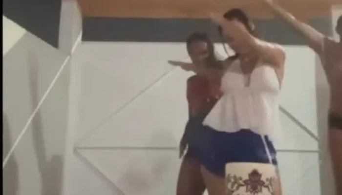 Raio interrompe vídeo de família dançando na chuva na Praia de Grussaí, em Campos dos Goytacazes, queda próxima à casa, falta de energia e ninguém ferido