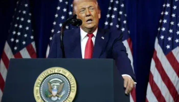 Agente de imigração do ICE atira e mata mulher em Mineápolis, prefeito contesta versão de 'legítima defesa' e vídeos aumentam tensão na cidade