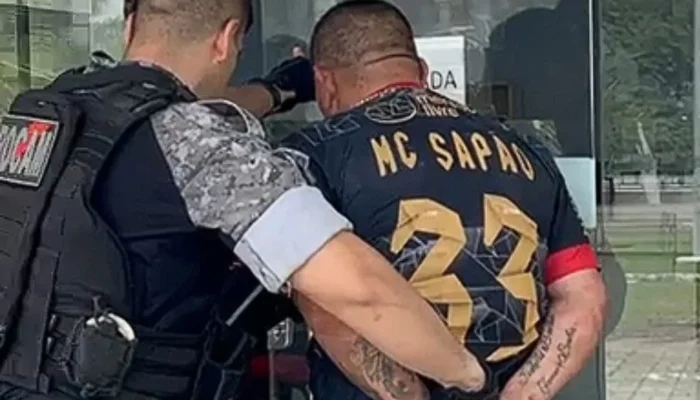 MC Sapão preso em Manaus com drogas e celulares, apreensão no Tarumã após denúncia anônima, suspeito com histórico por homicídio, roubo e porte ilegal de arma
