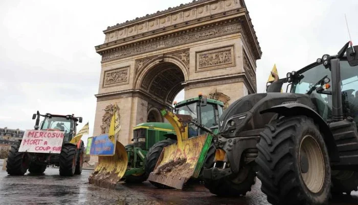 Agricultores franceses ocupam Arco do Triunfo e Torre Eiffel com tratores em protesto contra acordo Mercosul-União Europeia, cena tensa em Paris antes da assinatura
