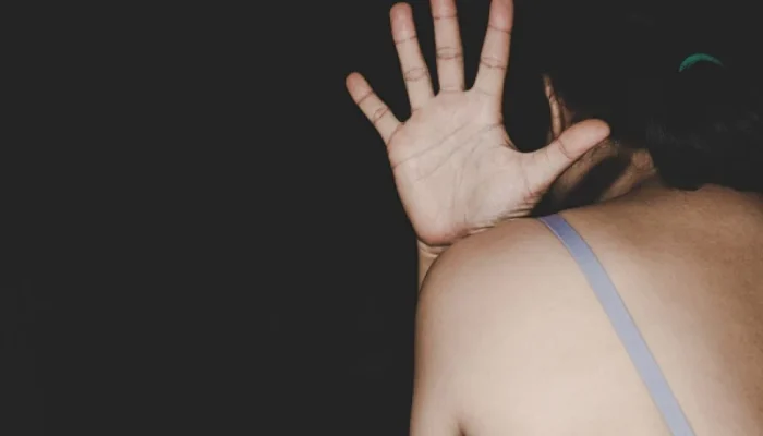 Jovem de 24 anos denuncia ter sido estuprada por quatro homens em Cuiabá, grupo invadiu residência, trancou três filhos e fugiu, polícia faz buscas