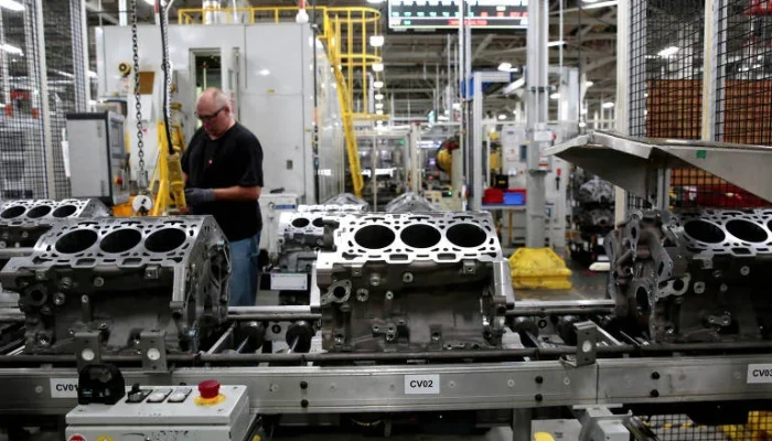 GM vai registrar baixa contábil de US$ 6 bilhões por recuo em carros elétricos, impacto vem de cancelamentos e queda de demanda após fim do crédito federal