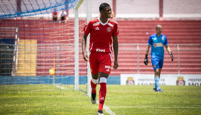 Goleiro Juninho toma dois frangos na Copinha, é substituído no intervalo e CSE-AL perde por 3 a 0 para o Internacional no Grupo 32, veja os lances