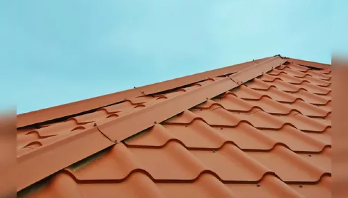 Prestador de serviços arranca rufos em Apucarana, destrói telhado após cobrança por pagamento, moradora do Loteamento Solo Sagrado sofre prejuízo e registra ocorrência