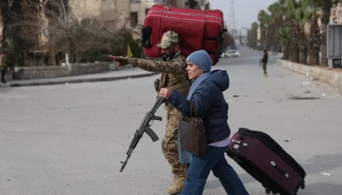 Confronto entre Síria e curdos provoca toque de recolher em seis bairros, 100 mil deslocados, 22 mortos e impasse sobre integração das Forças Democráticas Sírias