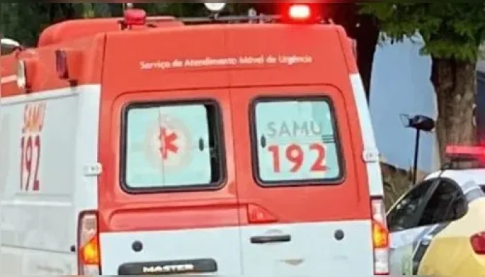 Acidente em cruzamento de Ivaiporã: colisão entre carro e motoneta na Avenida Paraná com Presidente Castelo Branco deixa mulher ferida e encaminhada à UPA