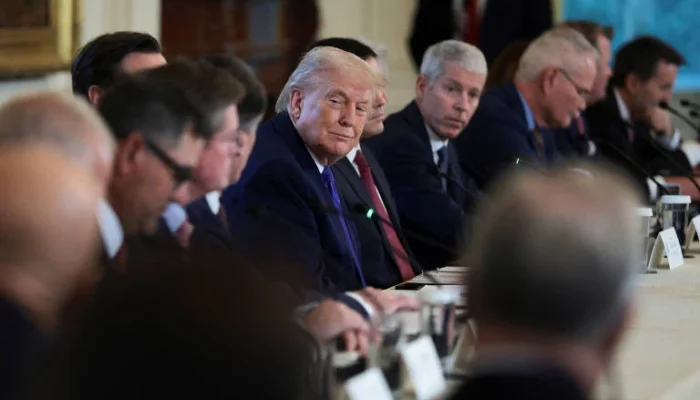 Retorno das petrolíferas à Venezuela condicionado a licenças, garantias legais e apoio financeiro de Trump, dizem CEOs da Exxon, Shell, Chevron