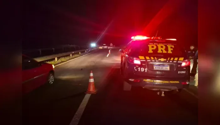 Idoso morre atropelado na BR-369 em Jataizinho no km 124, motorista foge sem socorro, PRF recolhe vestígios para identificar veículo e localizar suspeito