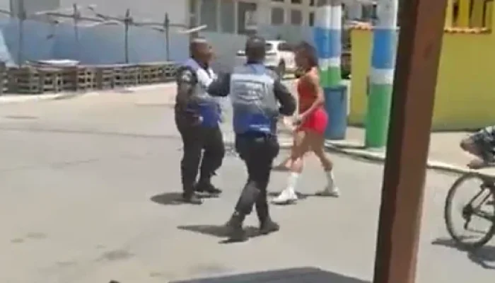 Vídeo mostra mulher agride dois policiais no Rio em Japeri durante abordagem do Programa Segurança Presente, imagens exibem socos, chutes e atendimento médico