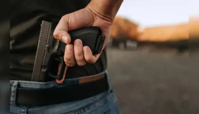 Carro é alvejado após confusão em casa de shows em Apucarana