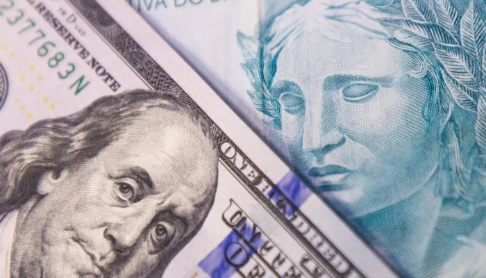 Dólar fecha estável e Bolsa recua após inflação nos EUA consolidar expectativa de manutenção dos juros