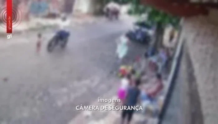 Criança de 2 anos é atropelada por moto em Lins, SP; motociclista foge e causa revolta