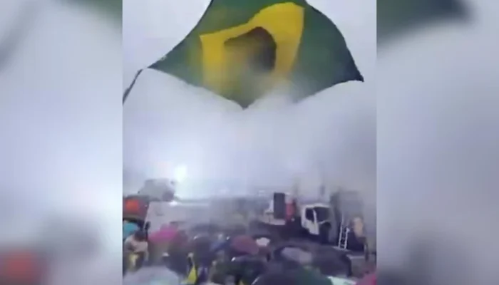 Mãe relata pânico ao ver filho, 17, ser atingido por raio em manifestação: "A sensação era que os dois iam morrer"