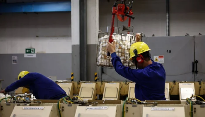 Indústria Brasileira Sofre Pior Desempenho Anual em 1 Ano e Meio: Juros Altos e Tarifas dos EUA Pesam em 2025