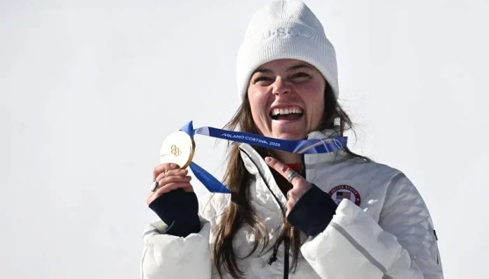 Esquiadora Americana Breezy Johnson Ganha Nova Medalha Após Quebrar a Primeira em Comemorações Eufóricas nos Jogos de Inverno