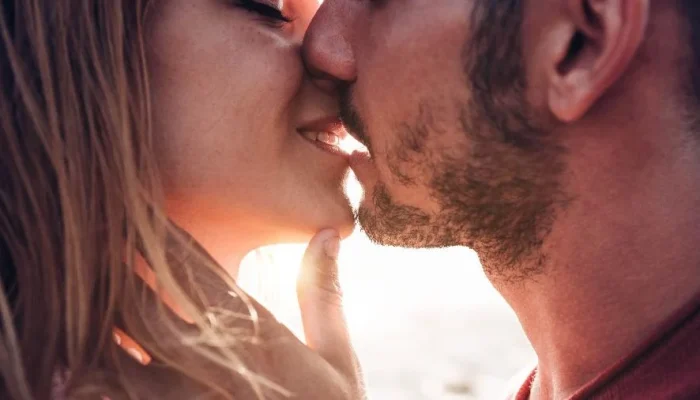 Carnaval: O beijo pode transmitir doenças graves como Sífilis e Gonorreia, saiba como se proteger