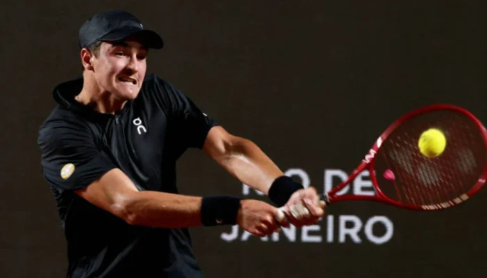 João Fonseca cai nas oitavas do Rio Open após derrota para peruano Ignacio Buse em jogo de altos e baixos