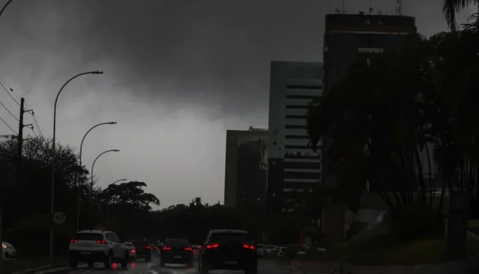 DF Virou Noite: Neblina Intensa e Temporal Surpreendem Moradores; Veja Fotos e Alerta do Inmet