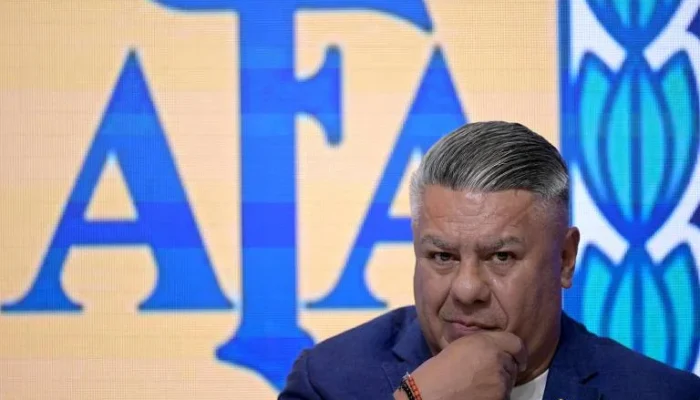 Presidente da AFA proibido de sair da Argentina por suspeita de sonegação fiscal: Claudio Tapia convocado pela Justiça