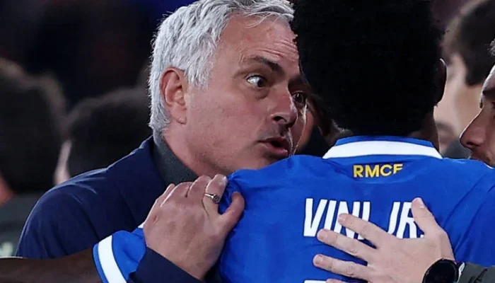 Benfica e Mourinho sob fogo: Críticas após reação à acusação de racismo de Vinicius Junior contra Prestianni