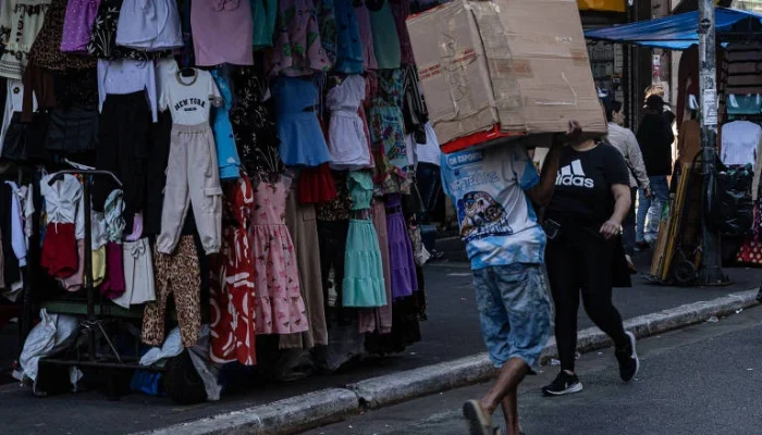 Desemprego em Mínima Histórica Ofusca Realidade: Desperdício de Mão de Obra em Dois Dígitos Persiste no Brasil