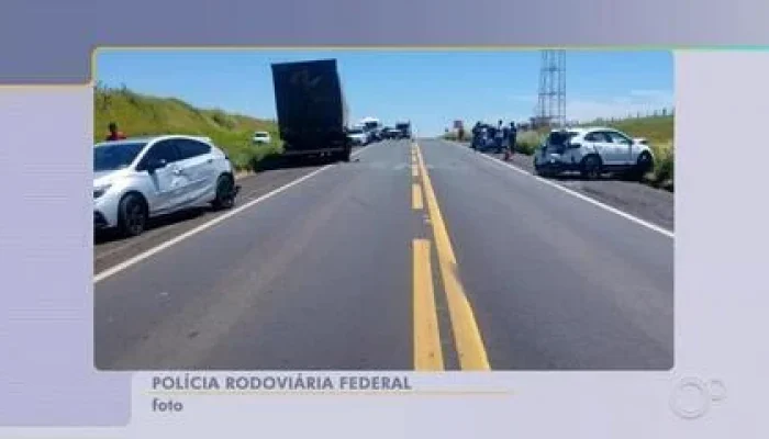 Engavetamento na BR-153: Caminhão Ignora Sinal e Causa Colisão Grave com 5 Veículos em SP, Deixando Feridos