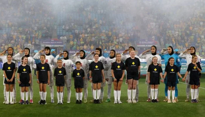 Seleção Feminina do Irã Muda Postura em Jogo da Copa da Ásia: Continência e Hino Nacional Geram Debate