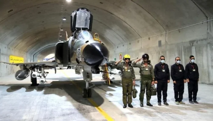 Base Aérea Secreta do Irã: "Águia 44" Revela Caças e Drones Escondidos em Montanhas para Evitar Ataques
