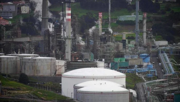 Petróleo Acima de US$ 100: Alta Inicial Vira Queda, Mas Cenário de Tensão Persiste no Oriente Médio