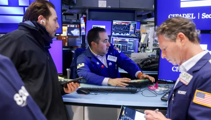 Mercado Reage: S&P 500 Sobe com Repercussões da Guerra no Irã e Dólar Forte Ganha Força