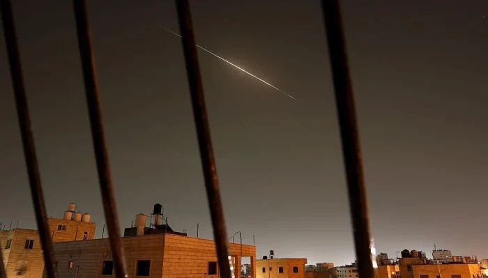 Iran dispara mísseis contra base militar EUA-Reino Unido em Diego Garcia, BBC apura; Israel ataca Hezbollah no Líbano