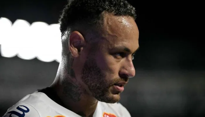 Neymar no fundo do poço? Jornal espanhol critica craque e aponta foco em pôquer, mas jogadores defendem jogador do Santos