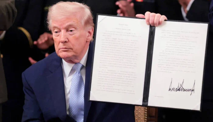 Dólar Americano Ganha Nova Assinatura Presidencial: Trump Substitui Tesoureiro em Marco Histórico