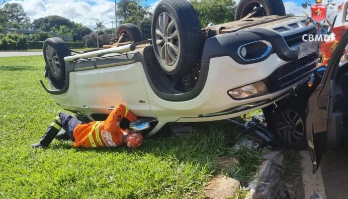 Tragédia no DF: Pai e filho feridos após carro capotar em grave acidente em frente ao Minas Tênis Clube
