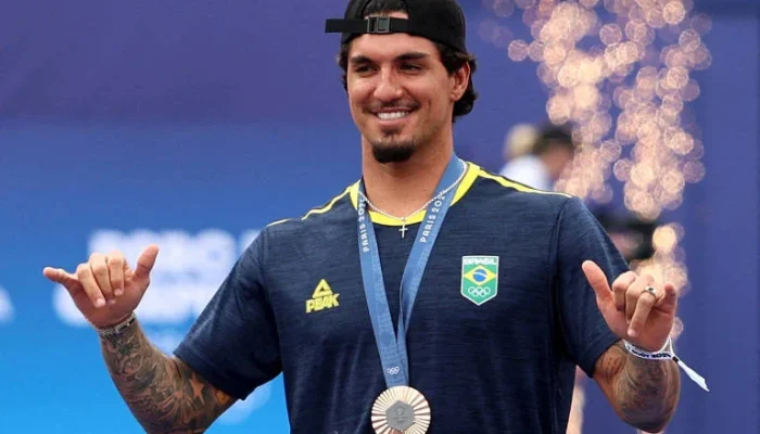 Gabriel Medina volta ao surfe após lesão e cirurgia: "É o que me move" e novo técnico Mineirinho para temporada 2026 da WSL
