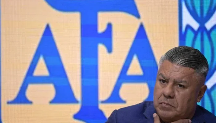 Presidente da AFA, Chiqui Tapia, é formalmente acusado de evasão fiscal milionária na Argentina; bens bloqueados