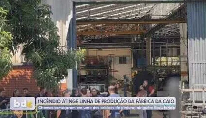 Incêndio em Fábrica de Ônibus da Caio em Botucatu Causa Nuvem de Fumaça Gigante, Produção Retoma no Mesmo Dia
