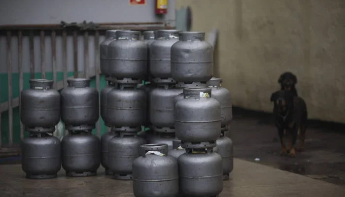 Gás do Povo: Famílias Denunciam Taxas Extras e Falta de Revendas, Governo Promete Solução