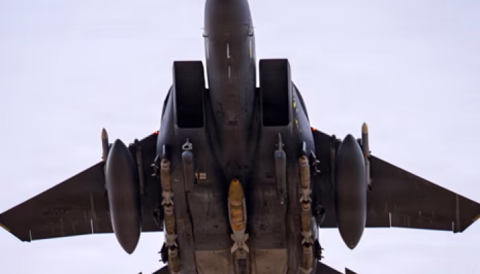 Corrida contra o tempo: EUA e Irã buscam piloto de caça abatido, enquanto navios cruzam o estratégico Estreito de Ormuz