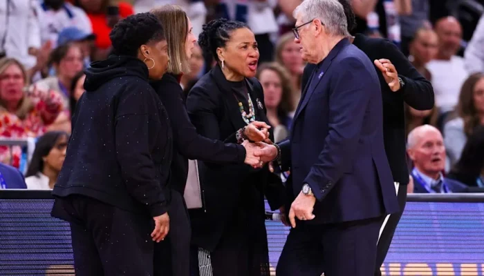 Geno Auriemma Perde o Controle: O Choque com Dawn Staley Revela a Nova Dinâmica do Basquete Feminino